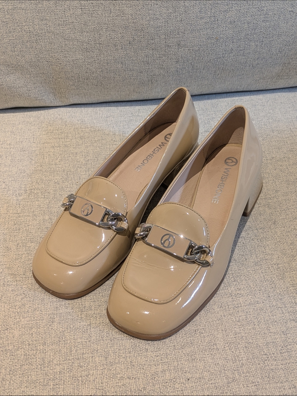 Wishbone Beige Nude Patent Leather Block Heel Loafers Chain Logo Dress Shoes 9.5